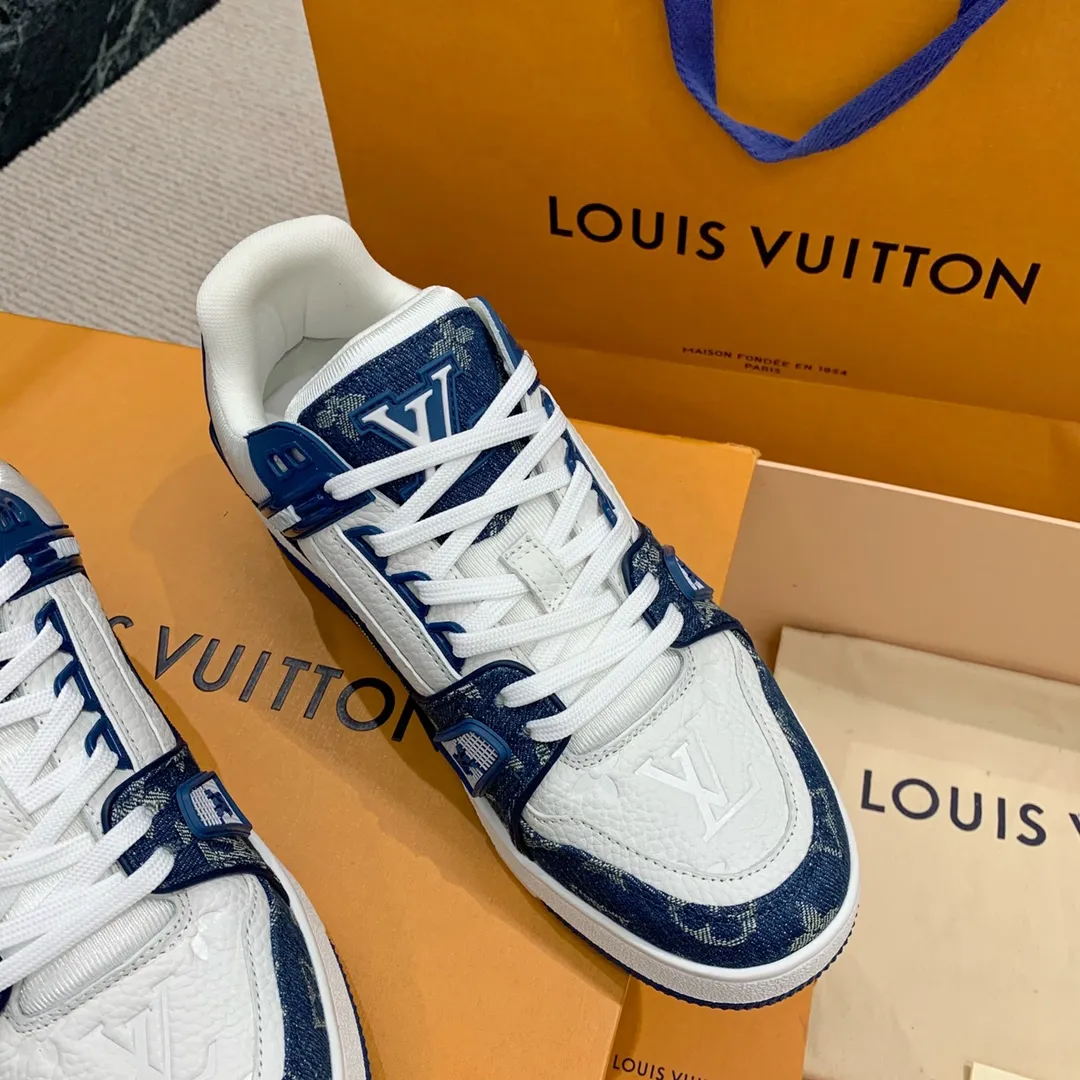 👟👟Ex-factory price 840👟👟 Women's Shoes Factory Purchasing Level ✈️ LV Trainer Latest series of couple's sports shoes Super handsome denim new style, great-looking ~ A must-have item for fashionistas The upper is the top embossed grained calfskin in the market Original open molded T👟👟Ex-factory price U outsole, texture is the same as the original version Please look for our quality Please pay attention to distinguish the currency materials on the market Men's size: 39-45 Women's size: 35-40 ⚠️Full set of packaging (exclusive z👟👟factory price level anti-theft buckle cannot be sold once disassembled)